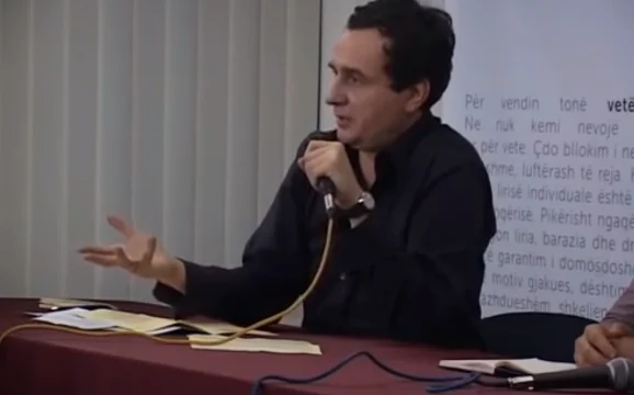 También hay un video en el que Kurti dice que el gobierno debe hacer la mayoría, no el partido que ganó la elección.