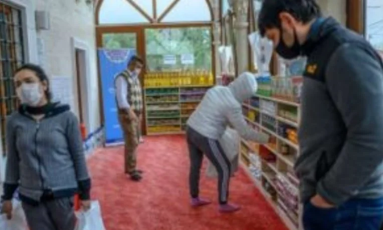 L'initiative inhabituelle en période de pandémie : la Turquie transforme les mosquées en supermarchés