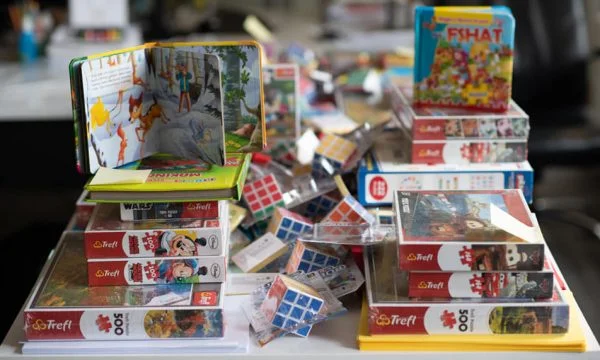 Kamenica Gemeinde spendet Spielzeug für Kinder, um Zeit in Isolation zu verbringen