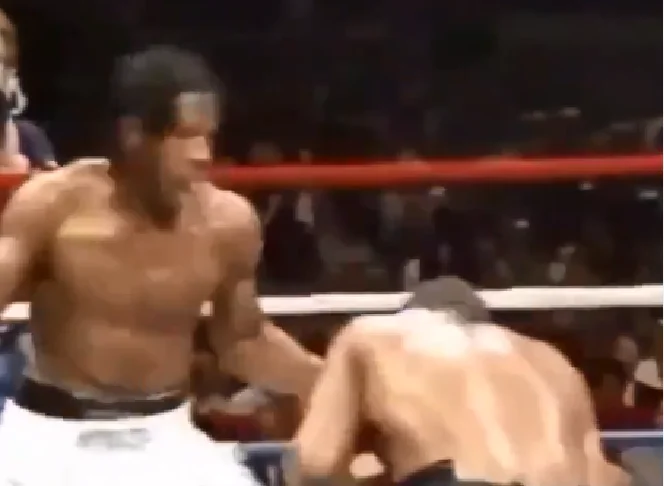 Die alten Bilder von Tyson, die sich über den Gegner im Ring lustig machen, wird er zerquetscht, ohne es zu berühren.