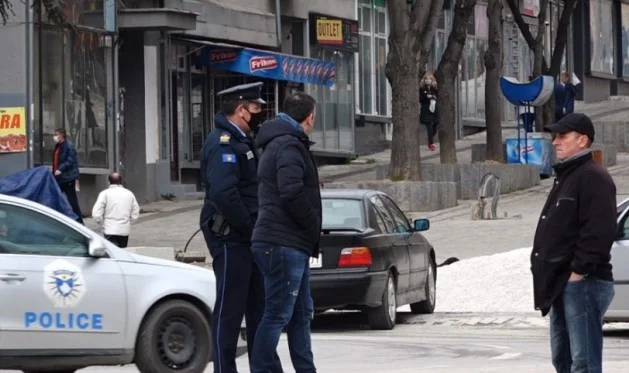 La police du Kosovo détient 64 personnes qui ne respectent pas les restrictions à la circulation