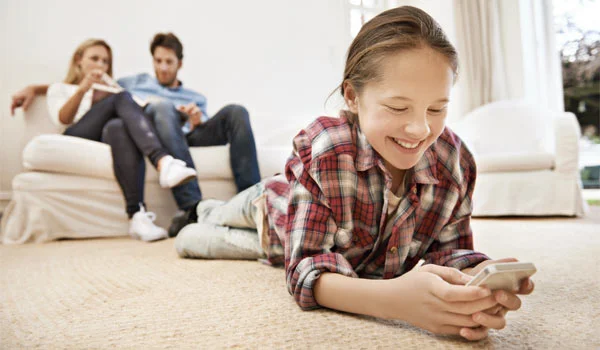 Los profesores explican por qué los padres deben revisar los teléfonos de sus hijos