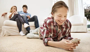 Teachers Explain Why Parents Should Check Their Children's Phones