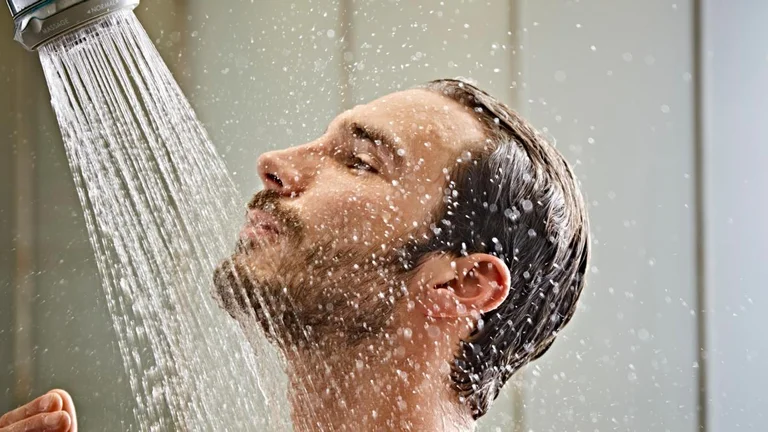 Bénéficiant de la douche du matin de Coldwater