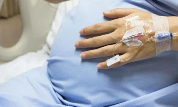 Das Baby starb mit ihrer schwangeren Mutter