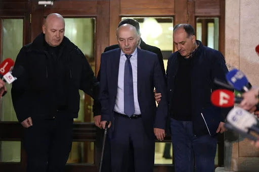 Kurt resumes insults against Isa Mustafa: He uses his staff more to hit Vjosa Osman than to walk with him