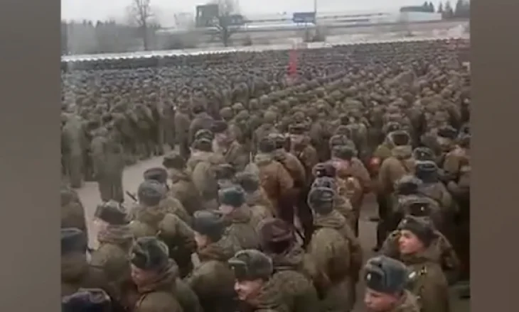 Ils n'ont pas respecté la distance pendant les exercices de parade, la Russie a isolé 15 000 soldats