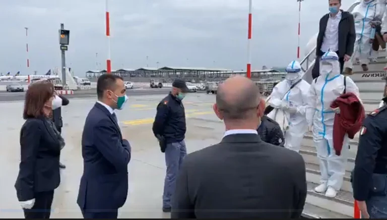 60 Albanian nurses arrive in Italy, Luigi Di Maio cuts them in the heart