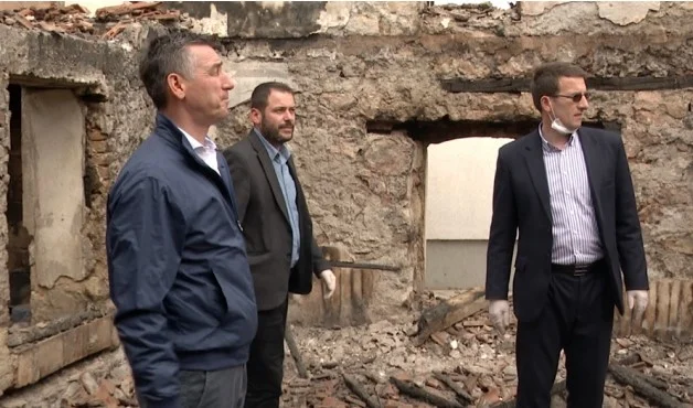 Wessel visite la mosquée brûlée à Drenas, dit que les monuments doivent être préservés