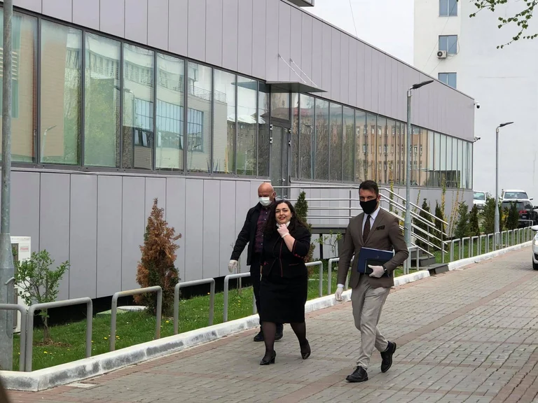 Vjosa Osmani assiste à une réunion de Kurt avec les partis politiques