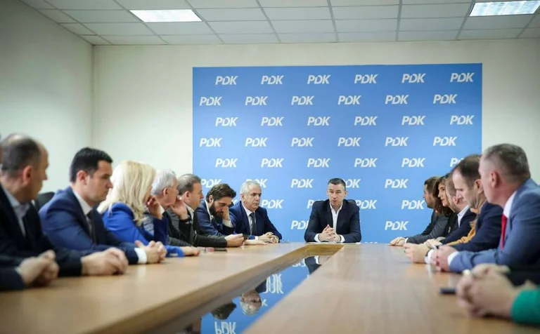Bestätigen Sie die PDK, besuchen Sie die Sitzung von Kurti