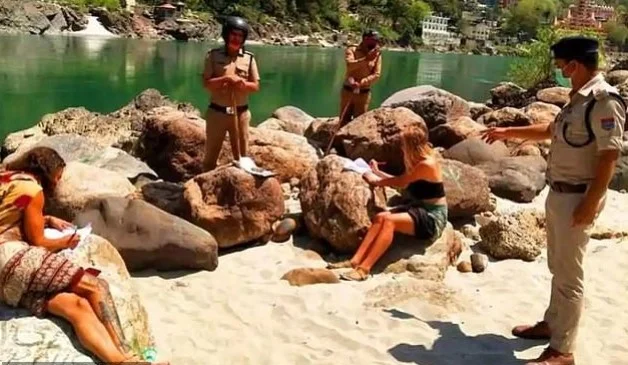 Manque d'argent, touristes cachés dans la grotte