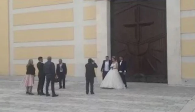 Das Shkodra Paar stellt das Coronervirus vor, indem es die Liebe krönt