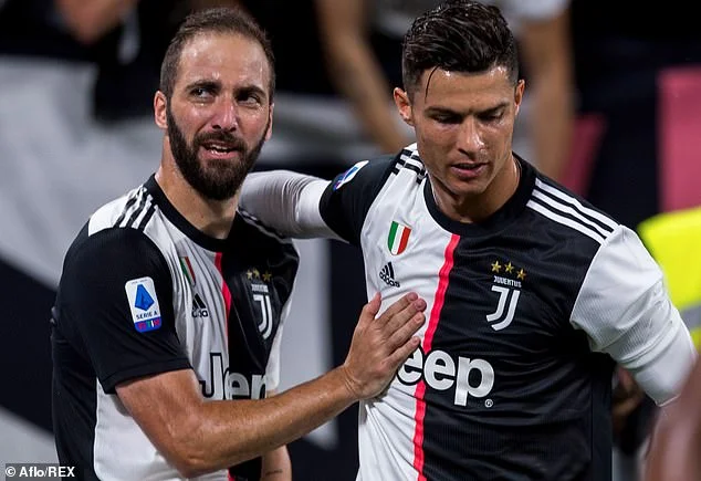 Les joueurs de Juventu devraient retourner en Italie, Ronaldo et Higuiin refuser