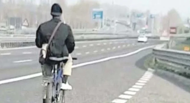 The Albanian takes off by bicycle from Italy, caught on the highway: I want to go back to Albania!