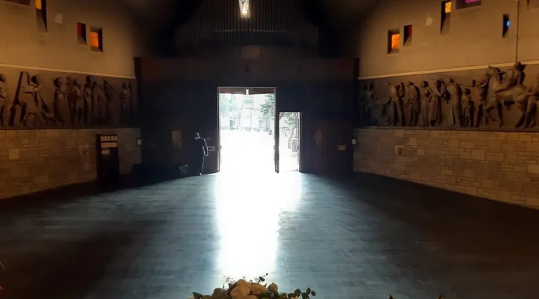 Speranza dall'Italia, la chiesa del cimitero di Bergamo per la prima volta senza bare