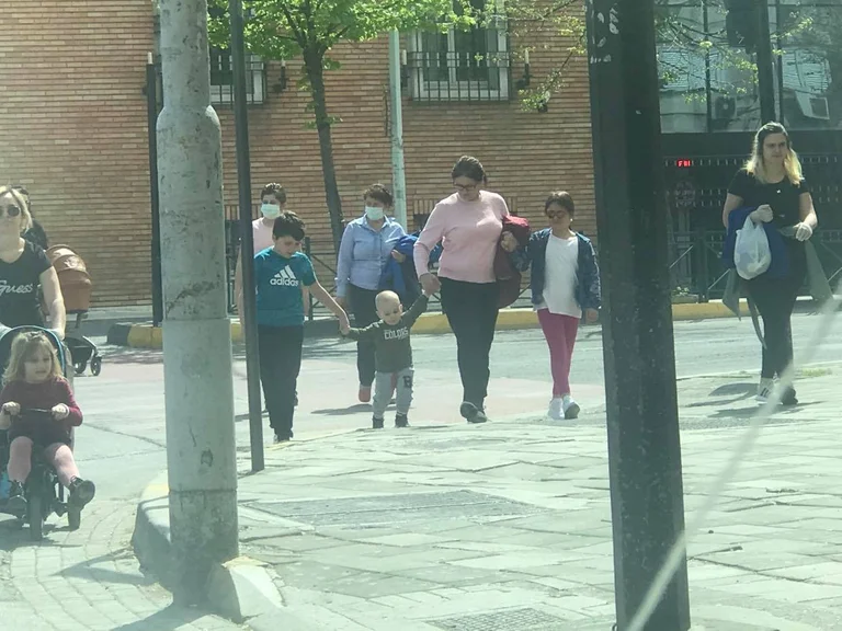 Kinder beleben die entolten Straßen von Tirana