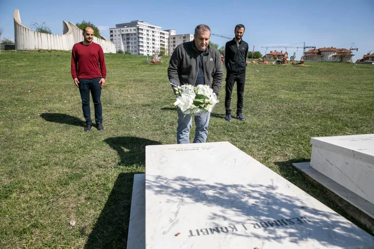 Shpend Ahmeti onora Isa Kastrati: Ho messo un fiore nel tuo nome alla tomba di tuo padre