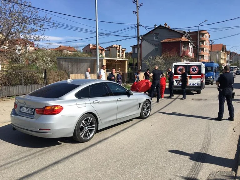 Incidente a Pristina, auto sbatte una bicicletta