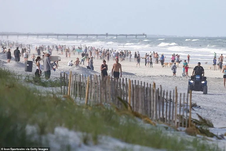 Floride Plage remplie de personnes 30 minutes après la réouverture
