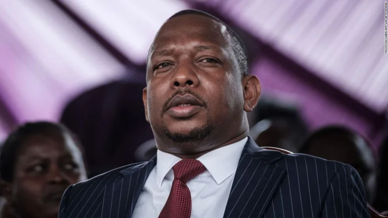 Sorprese governatore del Kenya, alcol in bottiglia in pacchetti di aiuto alimentare coronarico
