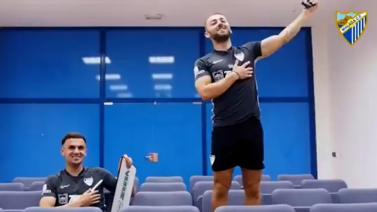 Deux footballeurs albanais enseignant l'hymne albanais espagnol
