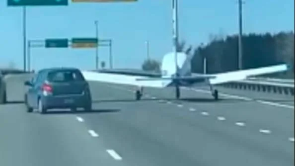 Wie in Action-Filmen: Der Pilot landet in der Mitte der Autobahn ein Notfallflugzeug.