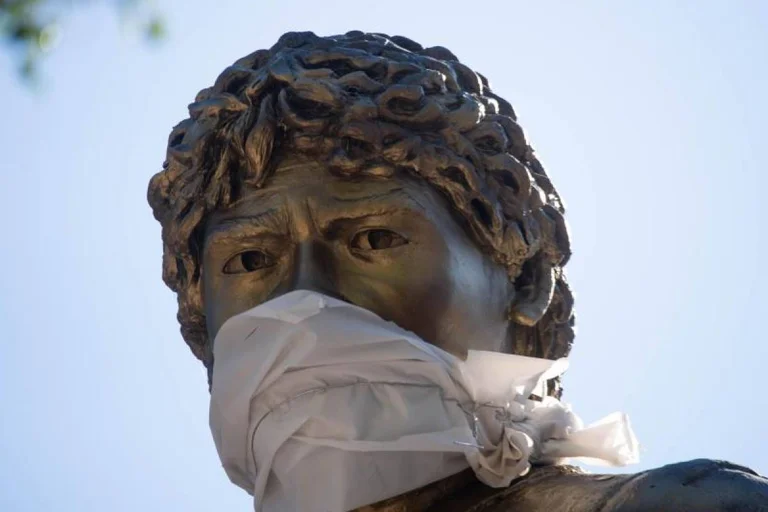 Marathon's statue masks, citizens disobey the authorities, but their idol does.