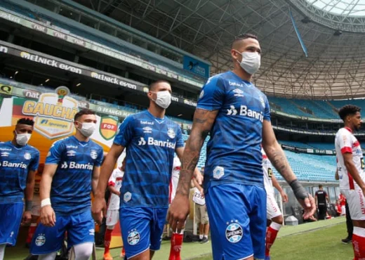 Même l'épidémiologiste fait la promotion de l'étrange idée : on va porter des masques le long du temps où on joue au foot