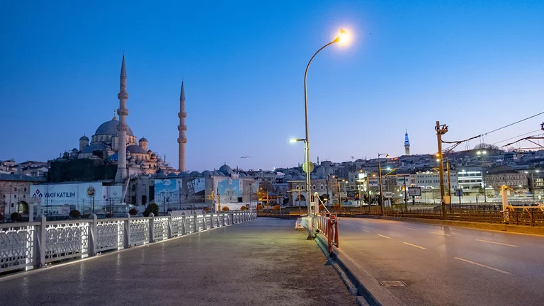 Avec des fermetures de week-end et des restrictions basées sur l'âge, la Turquie combat le coronavirus