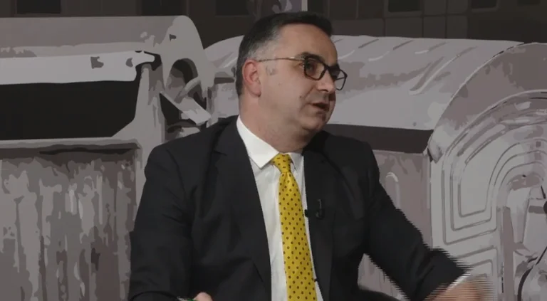 Tahiri: Albin Kurt setzte alle Menschen in eine Tasche, und er suffet nach Isa.