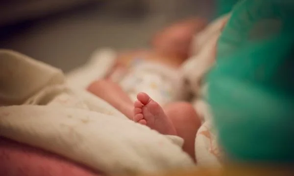A 29 - giorno bambino muore di coronavirus