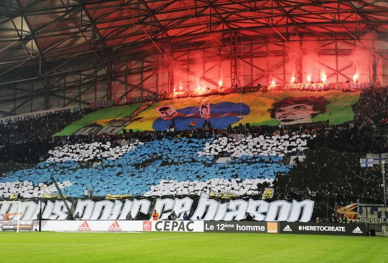 partidos de fútbol delante de los fans a finales de 2021