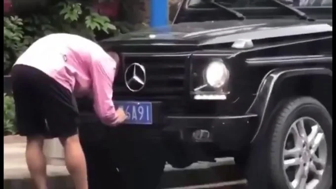 Caught changing plates to exit without restrictions, expelled from the club