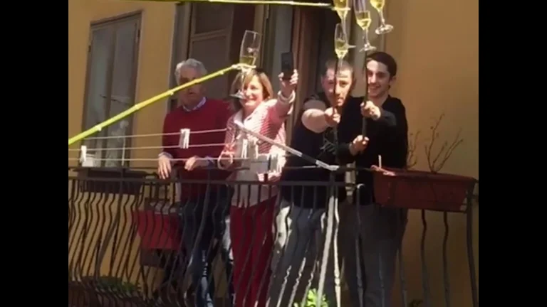 Italians find the most interesting way to enjoy themselves, toast with alcohol from the balcony