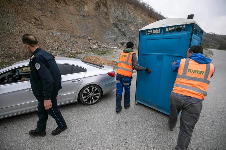 Muebles colocados en puestos de control para la policía en Pristina