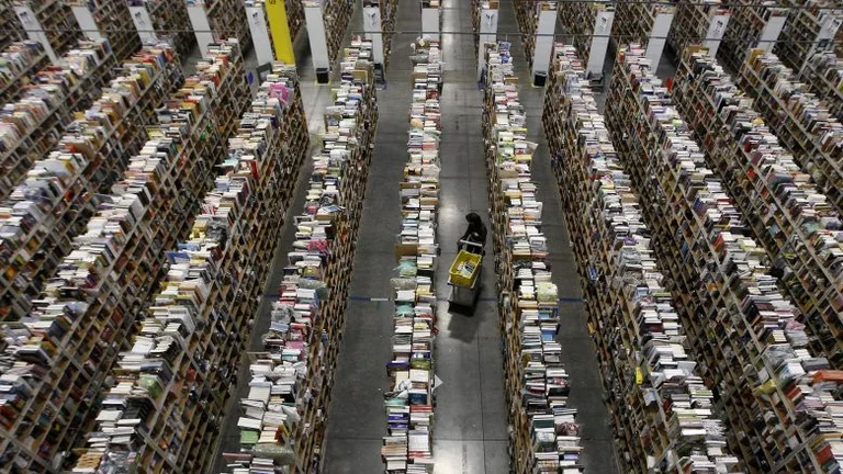 A pesar de Coronavius ' pandemia, Amazon abre 75.000 puestos de trabajo