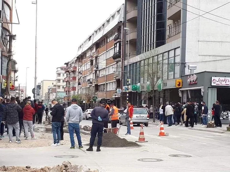 Kurt's decisions mess up: Hundreds of citizens pending in front of ATMs in Ferizaj and Gjilan