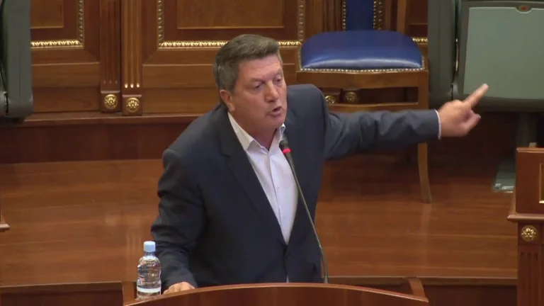 Zeka: AAK-ja mbështet rrëzimin e Qeverisë, sepse VV u bë armik edhe me gurët e rrugëve për të ardhur në pushtet