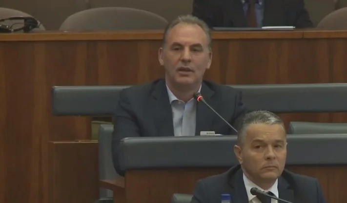 Limaj: il governo di Kurti ha interferito maleducatamente con le competenze del Parlamento