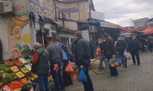 Immagini che dimostrano che nessuna misura contro il Coronervirus è rispettata nel mercato verde di Pristina