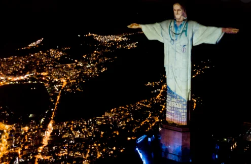 La statua di Cristo in Brasile è un medico in onore della salute - operatori sanitari