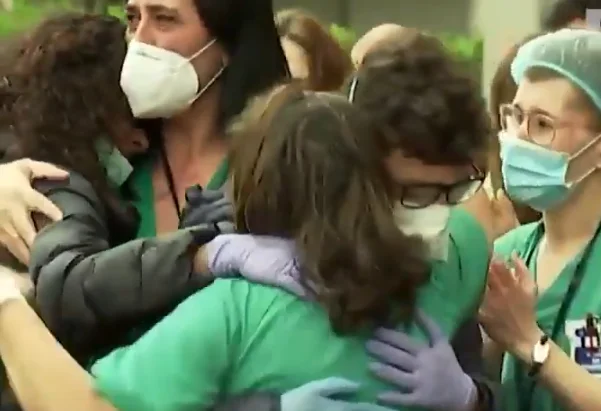 Tears in the eyes of doctors and doctors embrace the wife and son of the nurse who died of the coronary
