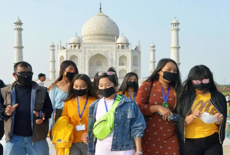 They broke quarantine rules: In India tourists were forced to apologize 500 times