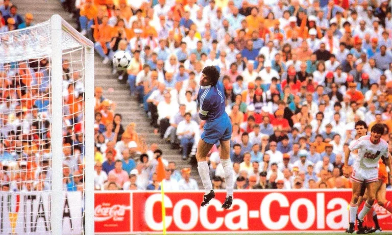 This is the thrill that with trophy it dominated world football in the mid-80s and the early 90s.