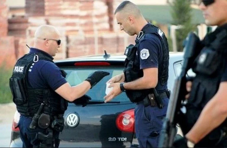 Il governo del Kosovo ha ignorato la decisione, due cittadini albanesi arrestati