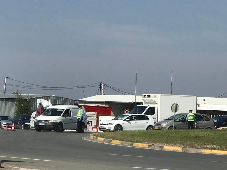 Pristina en cuarentena, cierra cualquier vehículo que no tenga permiso