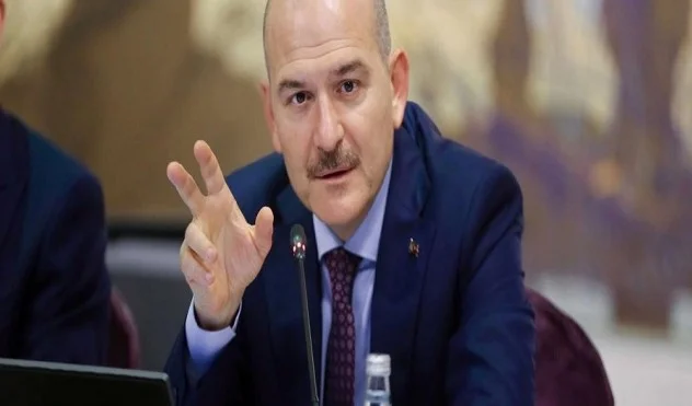 Ministro del Interior de Turquía se rinde debido a la hora de policía