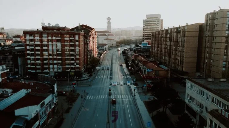 Movement in Pristina at old-time entrances remain blocked