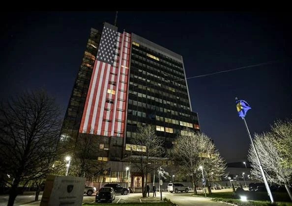 Governo kosovaro”vises” con bandiera americana